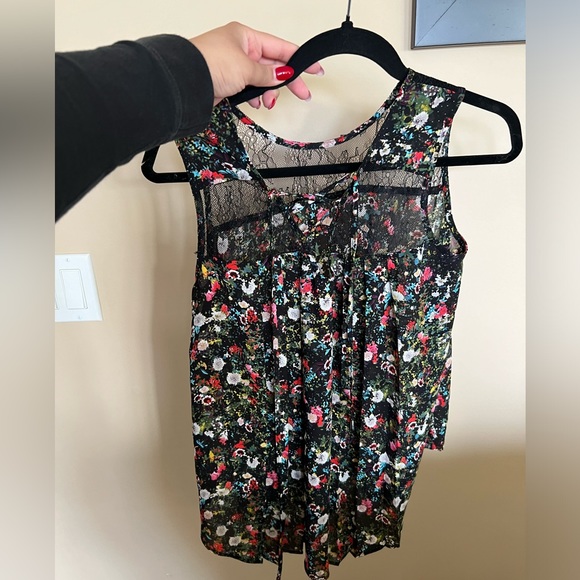 Brand new women’s sleeveless blouse for sale - Picture 3 of 3